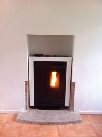 Chimeneas Picos de Europa - Estufa de pellets con poca profundidad en pared
