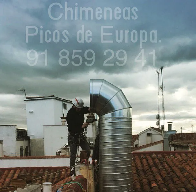 Chimeneas Picos de Europa - Empresa instalación tubos de chimeneas por patio en Edificio